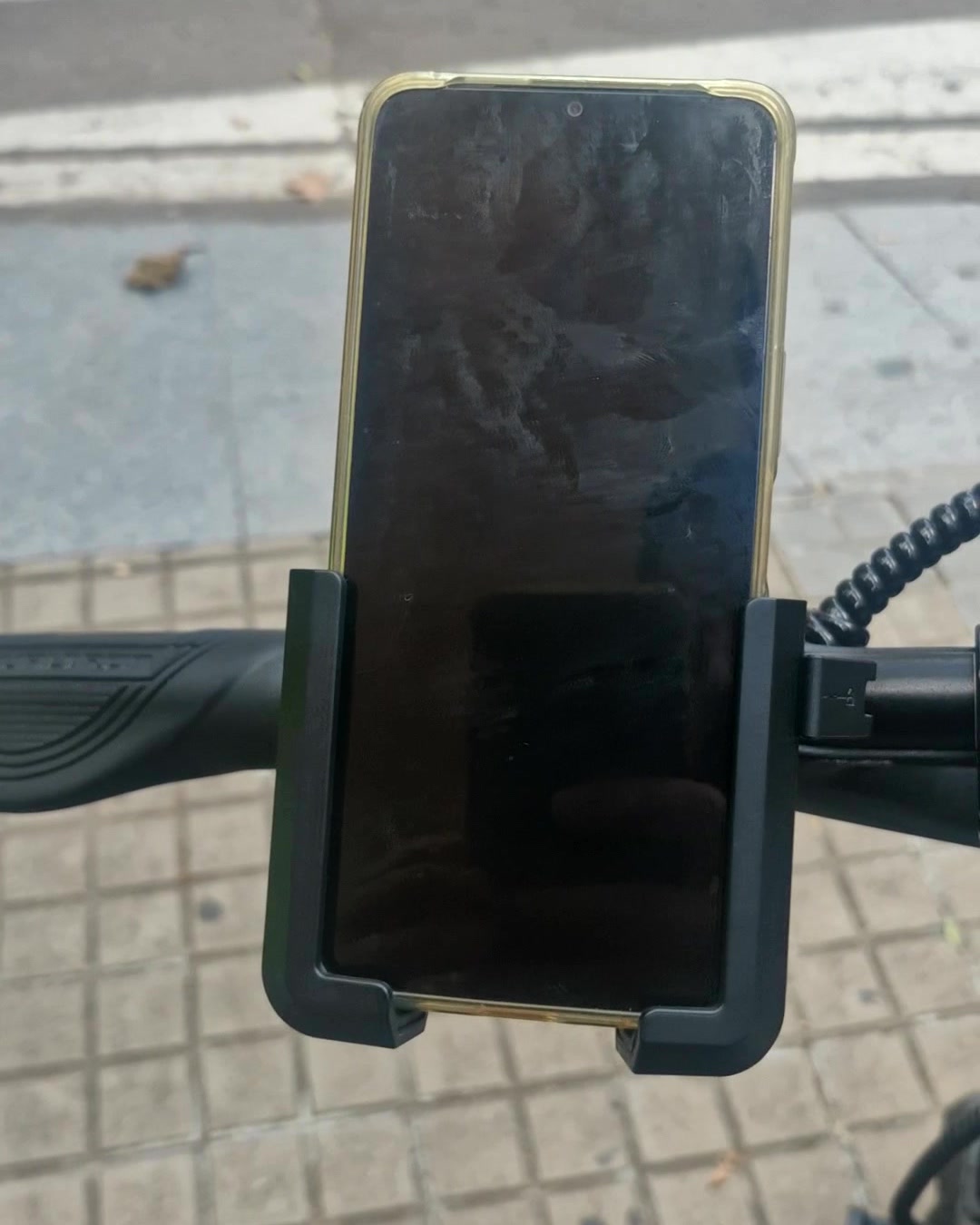 Soporte de móvil antivibración montado en el manillar de un patinete eléctrico